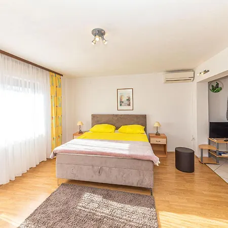 1 Bedroom Amazing In Kastel Kambelovac * Kaštela