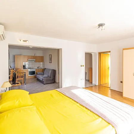 1 Bedroom Amazing In Kastel Kambelovac 아파트 Kaštela