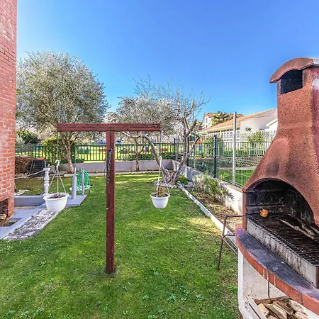 1 Bedroom Amazing In Kastel Kambelovac *