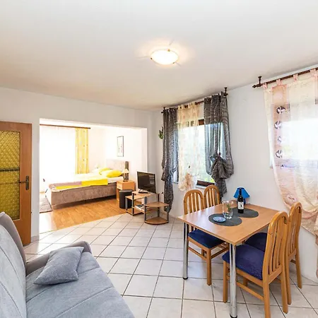 1 Bedroom Amazing In Kastel Kambelovac 아파트 *