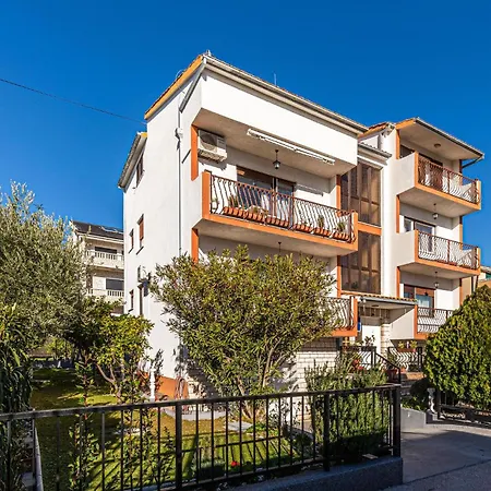 1 Bedroom Amazing In Kastel Kambelovac *