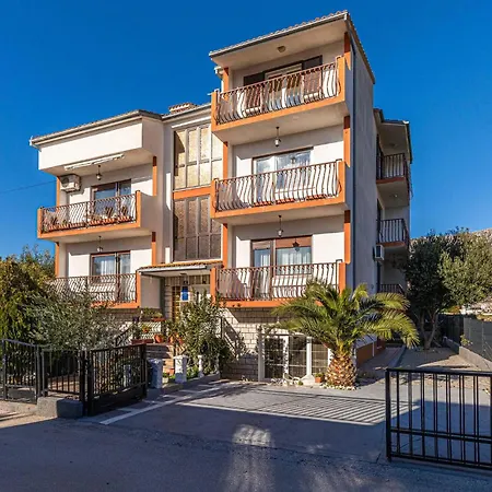1 Bedroom Amazing In Kastel Kambelovac *